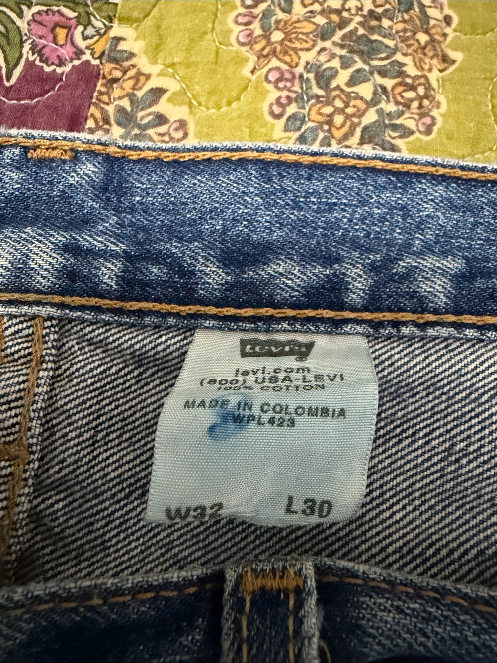 Medium wash vintage Levi’s - Picture 2 of 6